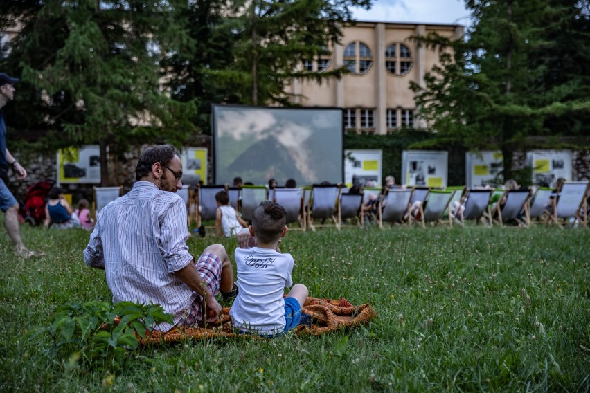 Kraków. Kino w klasztornym ogrodzie. Na leżakach