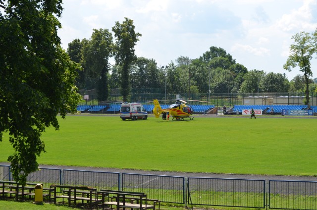 Akcja z udziałem śmigłowca LPR na stadionie w Żninie