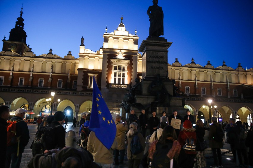 Kraków. Europo! Masz krew na rękach. Protest na Rynku Głównym [ZDJĘCIA]