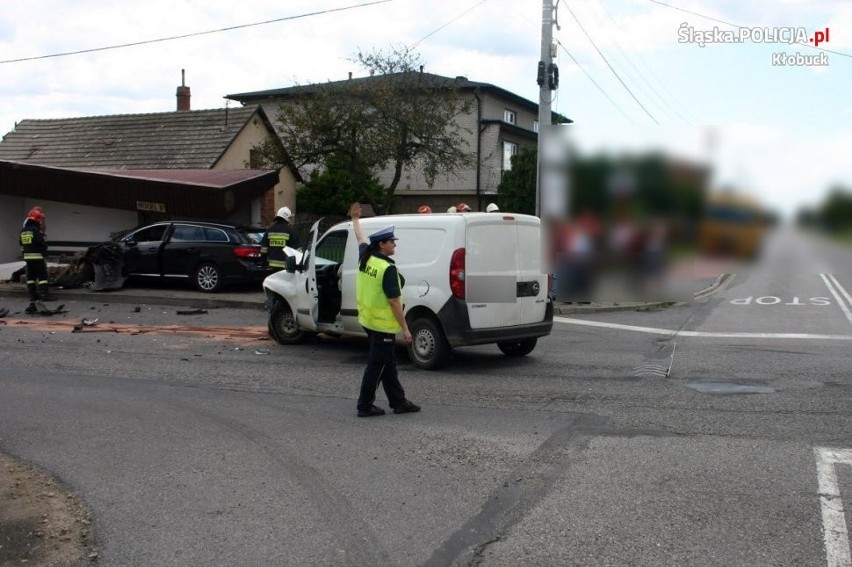 Samochód staranował przystanek w Mokrej. Do wypadku doszło...