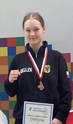 Oliwia Borkowicz z brązowym medalem i dyplomem za III...