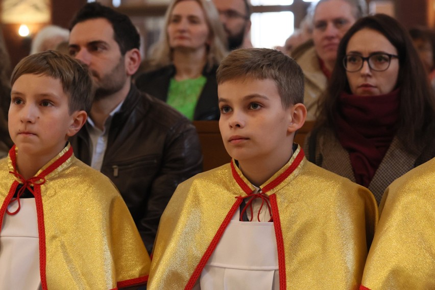 Msza święta dziękczynna za 25 lat posługi biskupa Mariana Florczyka w jego rodzinnej parafii w Kielcach - Dyminach. Zobacz zdjęcia