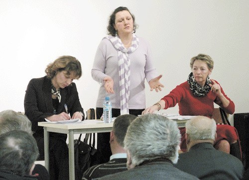 Renata Brączyk, Dorota Oyedemi i Jolanta Antczak, mieszkanki Radzikowa na wtorkowym spotkaniu. One zaczęły protest przeciwko biospalarni i biogazowni w pobliżu swoich domów. Poparła ich większa część mieszańców dzielnicy. 