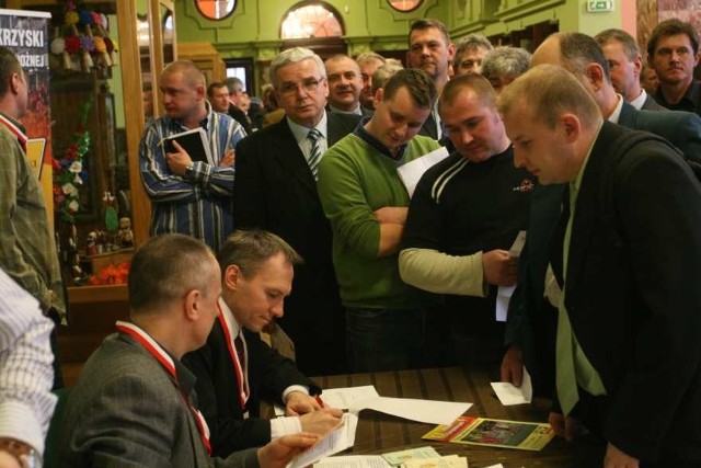 Walne Zgromadzenie Delegatów Świętokrzyskiego Związku Piłki Nożnej rozpoczęło się z blisko dwugodzinnym opóźnieniem, gdyż powstało ogromne zamieszanie po tym jak okazało się, że nie wszyscy, którzy przyjechali w poniedziałek do Kielc, mogą głosować.        