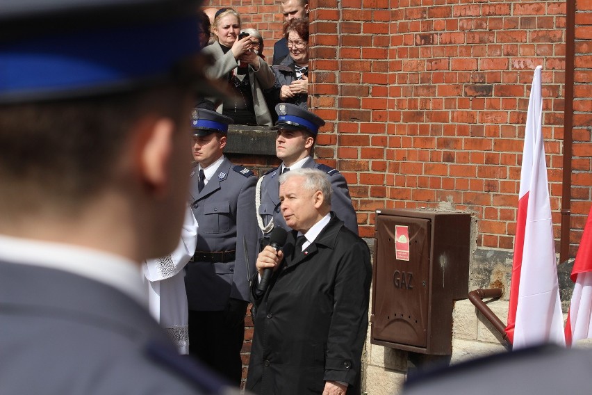 Tablicę pamiątkową ku czci ofiar katastrofy smoleńskiej...