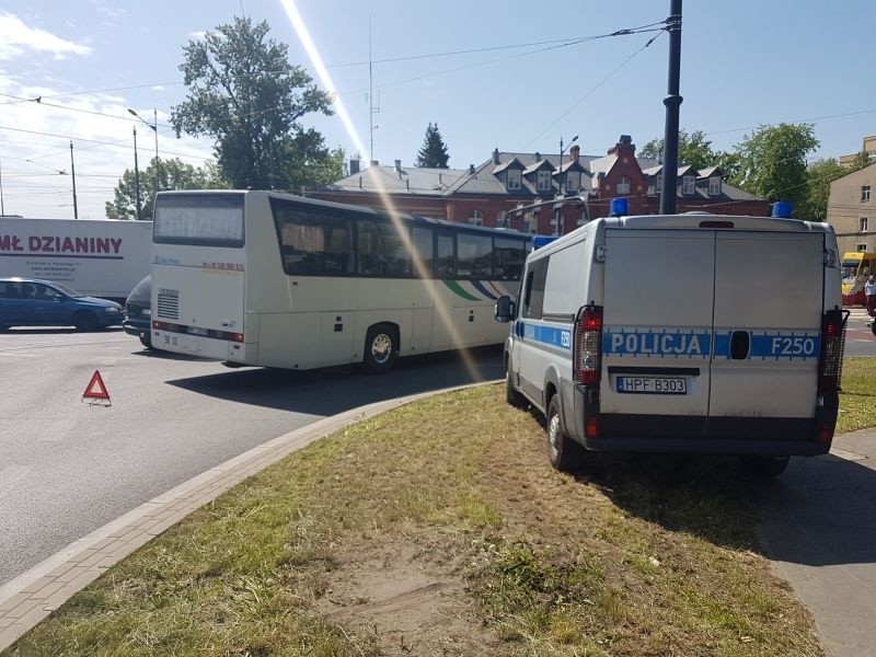 Uwaga zablokowana aleja Piłsudskiego. Koszmarny korek na skrzyżowaniu Marszałków, zepsuty autobus zablokował ulicę [zdjęcia]