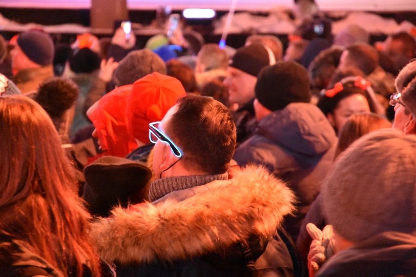 Sylwester 2018 w Zakopanem. Tak na Równi bawiła się publiczność oraz VIPy (w tym marszałek sejmu)