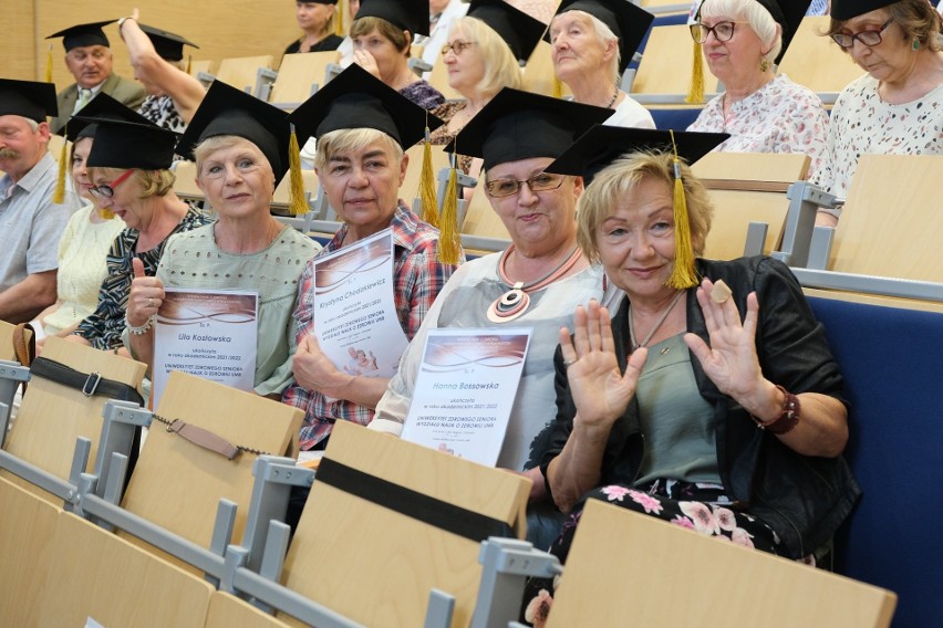 Seniorzy z dyplomami. Zakończyła się kolejna edycja Uniwersytetu Zdrowego Seniora na UMB (foto)
