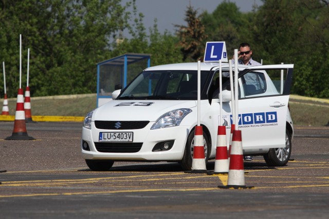 Szkoły jazdy na pierwszą pomoc przeznaczają 4 godziny kursu.