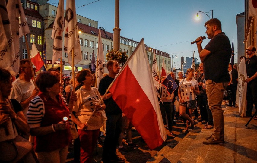 Protest przed sądem okręgowym w Gdańsku 25.07.2018.  „Wolne sądy, wolne wybory, wolna Polska”