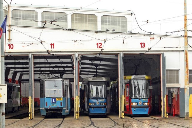 Wrocławskie Inwestycje unieważniły przetarg na wykonanie koncepcji architektonicznej na nowoczesną zajezdnię tramwajową. Żadna z pracowni nie złożyła oferty zgodnie z regulaminem. Planowany obiekt ma powstać koło osiedla WUWA2 na powierzchni 16 hektarów i zapewnić obsługę 150 tramwajów