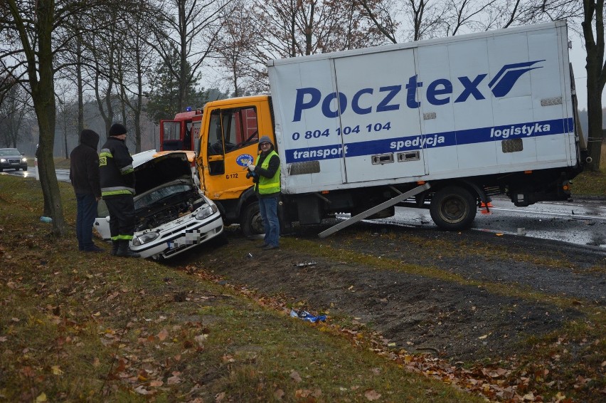 Tragiczny wypadek busa pod Aleksandrowem. Jedna osoba zginęła. Ranni [ZDJĘCIA]