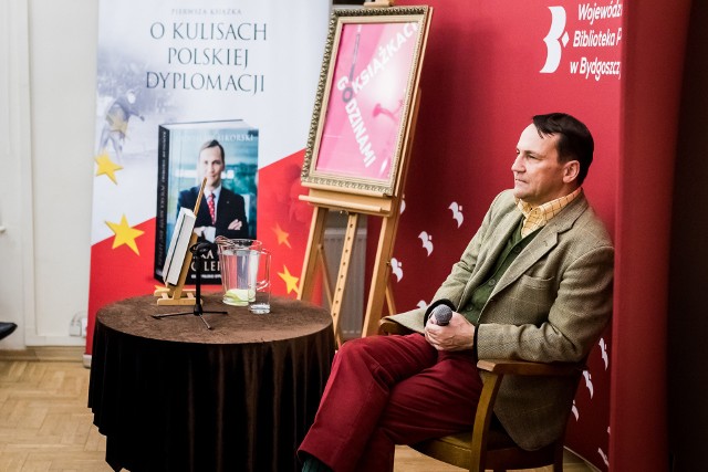 Radosław Sikorski podczas spotkania promującego jego książkę "Polska może być lepsza" w Wojewódzkiej i Miejskiej Bibliotece w Bydgoszczy
