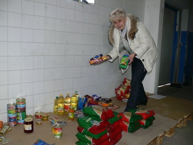 Maria Godek segreguje produkty spożywcze  jakie trafiły do magazynu Tarnobrzeskiego Banku Żywności z dwóch sklepów.