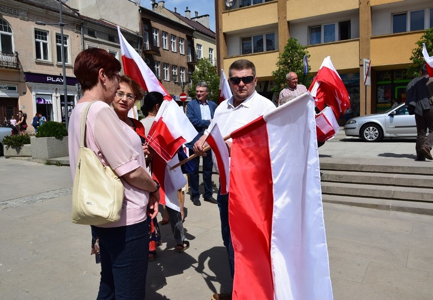 Gorlice. Posłanka Barbara Bartuś i działacze PiS rozdawali flagi na gorlickim Rynku
