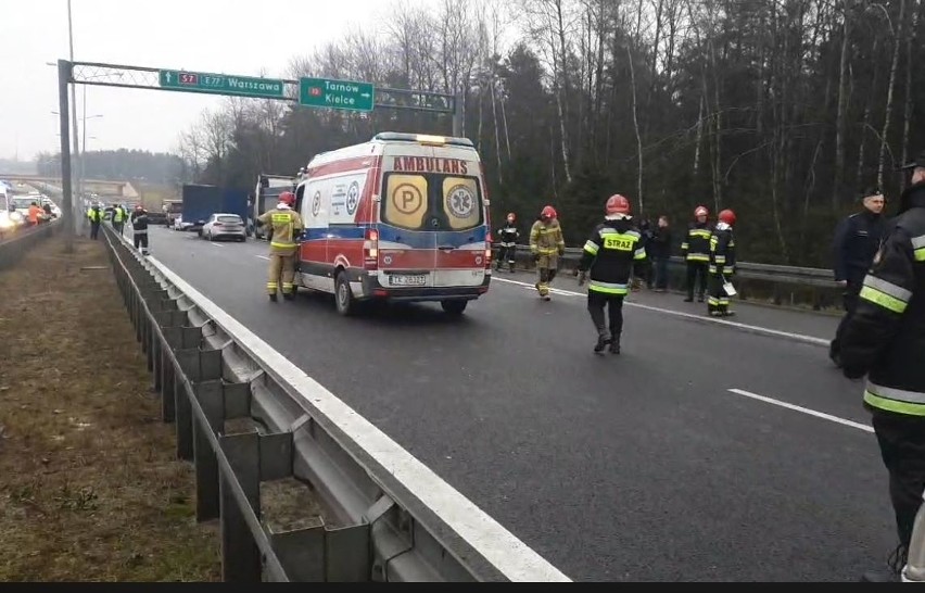 Karambol na "siódemce" w Wiśniówce. 17 aut uszkodzonych. Były utrudnienia [ZAPIS TRANSMISJI] 