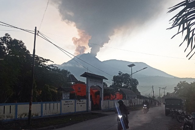 Wschodnia Indonezja stoi w obliczu ogromnego zagrożenia w postaci erupcji wulkanu Lewotobi Laki-Laki. Lokalne władze ogłosiły stan najwyższego alarmu, nakazując jednocześnie ewakuację mieszkańców z obszarów narażonych na działanie wulkanu.
