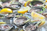 KOLACJA WALENTYNKOWA: Jak przygotować owoce morza? Zobacz nasze przepisy na ostrygi i mule