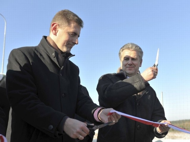 Obwodnica Wasilkowa została uroczyście oddana do użytku przez ministra infrastruktury Cezarego Grabarczyka (z prawej) oraz wojewodę podlaskiego Macieja Żywno