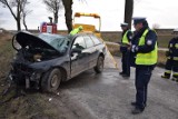 Nowy Dwór Gdański. Tragiczny wypadek na drodze do Kmiecina. Nie żyje 23-letni mężczyzna - uderzył autem w drzewo [zdjęcia, wideo]