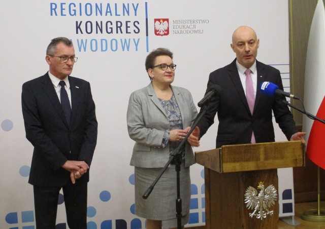 Minister Anna Zalewska obiecała w Opolu przyspieszenie wypłaty podwyżek dla nauczycieli. Z lewej kurator Michał Siek, z prawej wojewoda Adrian Czubak.