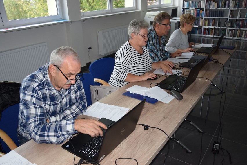 Biblioteka w Radziejowie organizuje kursy komputerowe. Mają przełamać bariery utrudniające dostęp do cyfrowego świata. 