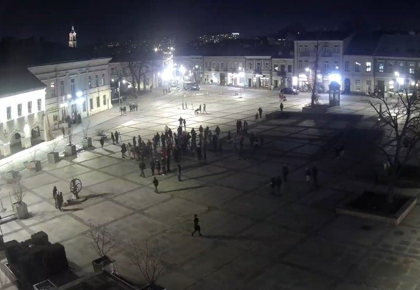 Widok z kamery internetowej na Rynek w Kielcach o godzinie...