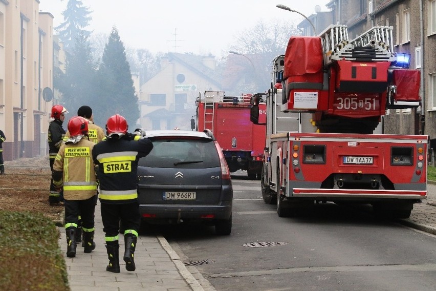 Pożar we Wrocławiu. Cała ulica tonie w dymie. Ludzie uciekają z domów