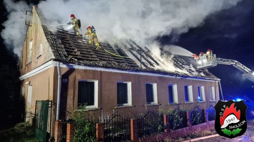 Dach budynku w Siadle Dolnym spłonął doszczętnie.