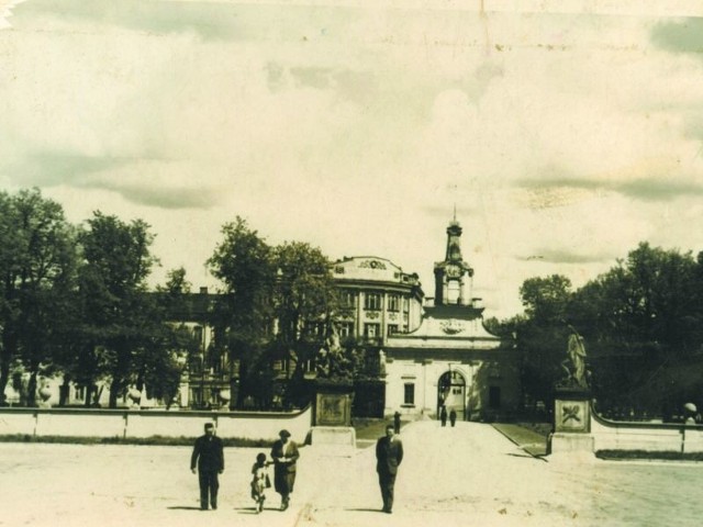 Maj 1936 r. Dziedziniec Pałacu Branickich. Z tyłu, za bramą hotel Ritz.