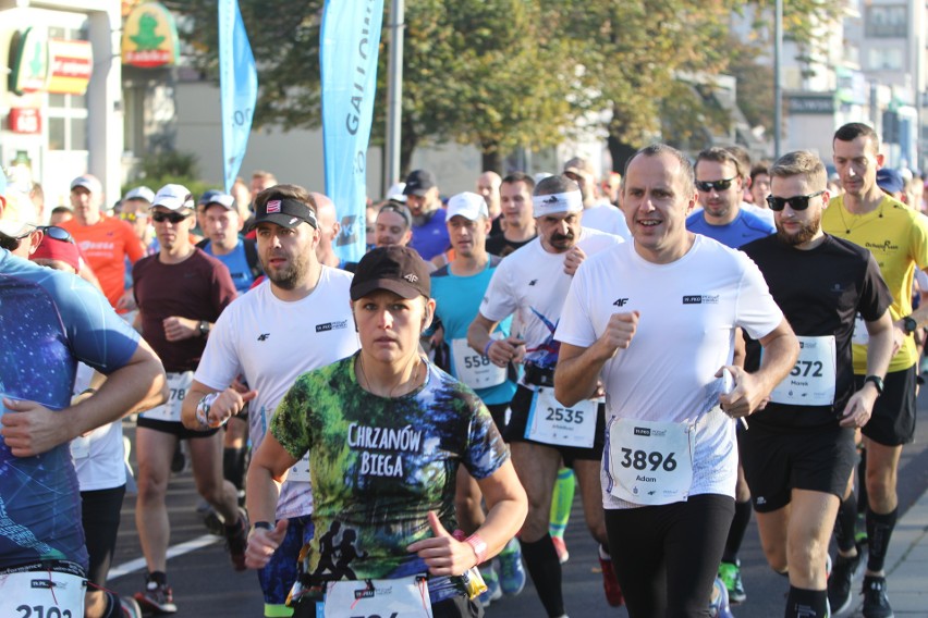 Zdjęcia z maratonu w Poznaniu 2018 - biegacze na pierwszym...