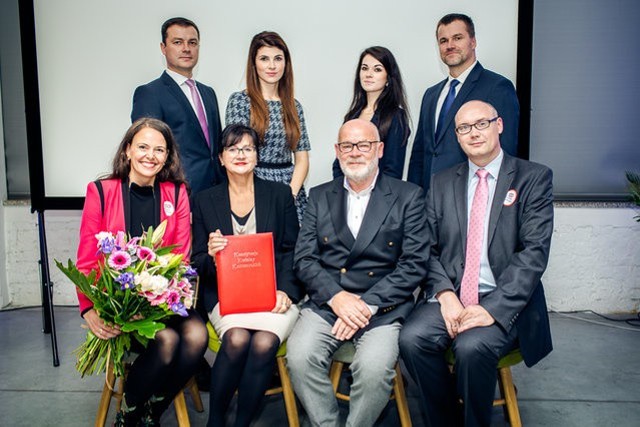 By biznes był długowiecznyNa zdjęciu rodzina Kostrzewskich oraz twórcy Konstytucji Adrianna Lewandowska i Łukasz Martyniec