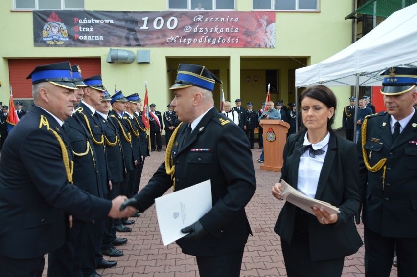 Dostali samochód za milion 200 tysięcy. Awanse i medale dla skarżyskich strażaków w dniu ich święta. Zobacz zdjęcia i filmy