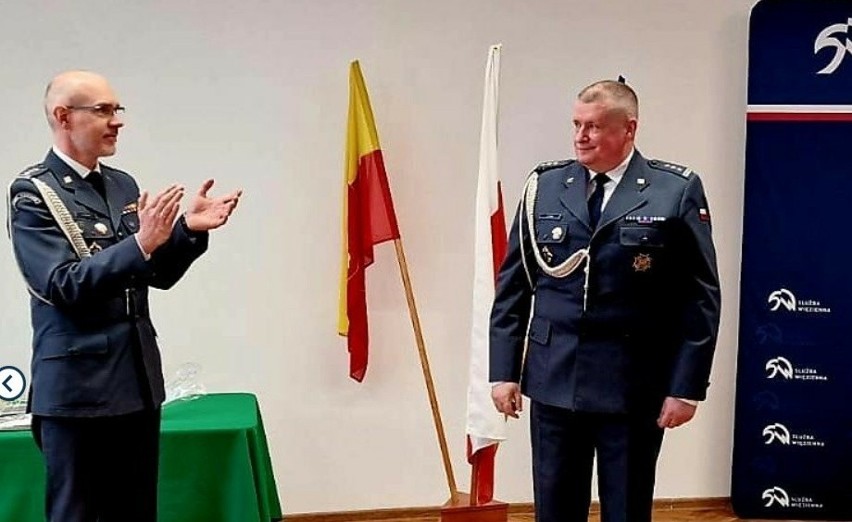 Pułkownik Tomasz Pyra (z prawej) z dyrektorem okręgowym SW w...