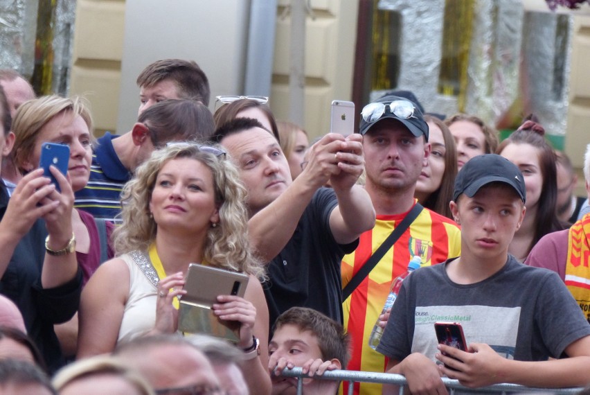 Kulisy prezentacji Korony Kielce na Rynku. Piłkarze rozdali setki autografów. Kto był najbardziej oblegany? ZNAJDŹ SIĘ NA ZDJĘCIACH