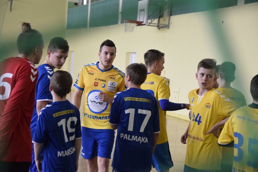 Zawodnicy PGE VIVE Kielce poprowadzili trening w kieleckiej szkole (WIDEO, zdjęcia)