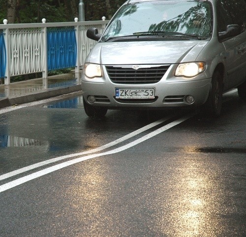 Na Kresowej zapachniało latami PRL-u. Nim drogę oddano do użytku,  wymagała remontu. Po naprawach na koszt wykonawcy, góry i doliny,  w które wpadało auto, na szczęście zniknęły. 