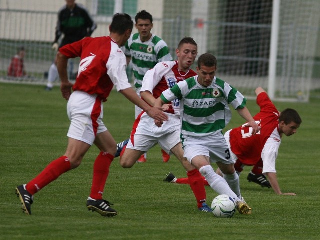 Pilkarze Izolatora Boguchwala (bialo-zielone stroje) pokonali Stal Kraśnik 3-0.