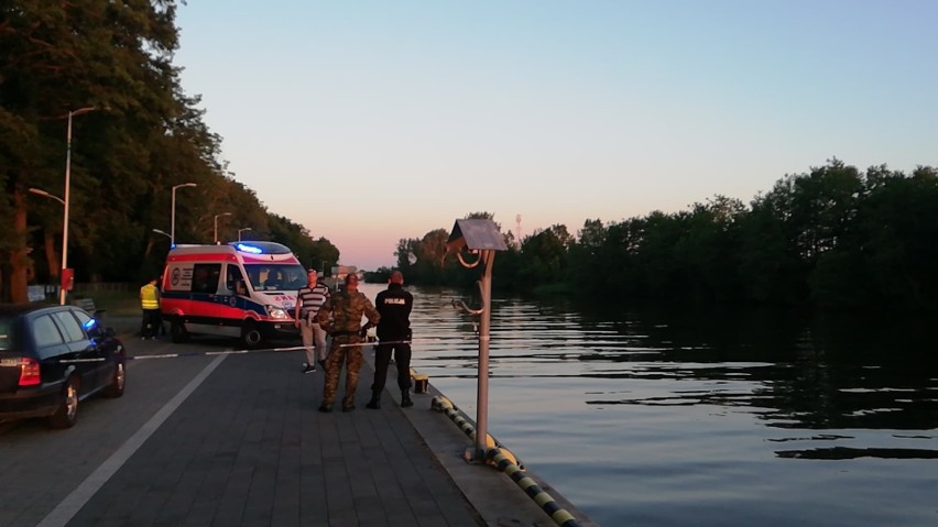 Tragedia w Darłowie. 17-latek wpadł z rowerem do kanału portowego. Mimo podjętej reanimacji, nie udało się go uratować!