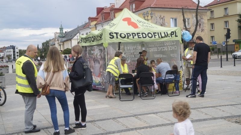 Z megafonów przy namiocie przez cały Rynek niosły się słowa:...