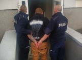 Policjanci zatrzymali dwóch mężczyzn, którzy włamali się do myjni w Lipnicy, kradnąc 4 tysiące złotych 