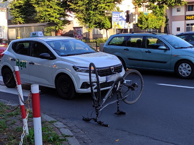 Potrącenie rowerzystki na Rakowie. Zderzenie z Boltem na pasach