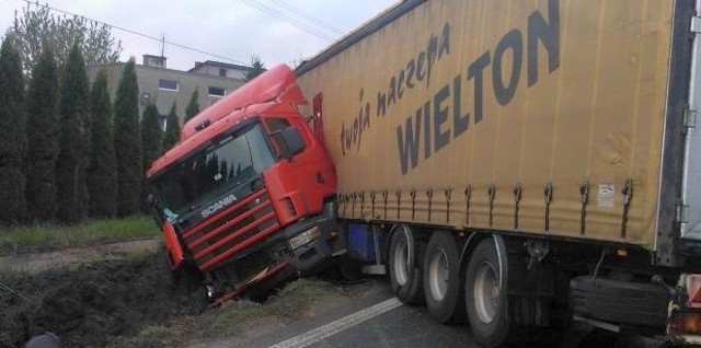 W środę przed godziną 7 doszło do kolizji dwóch pojazdów ciężarowych w miejscowości Sławno w gminie Wolanów.
