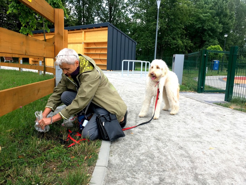 Jolanta Wasik zawsze sprząta po swoim psie Homerze. Inni...