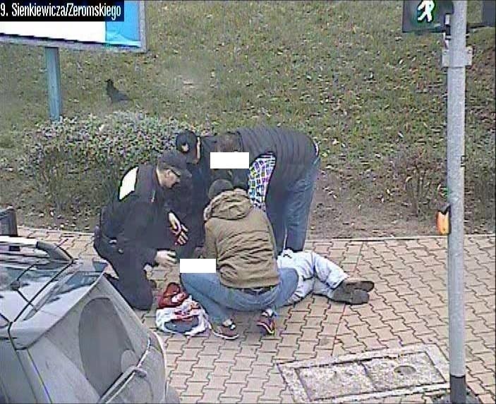 Mężczyzna upadł na ulicy w Ostrowcu. Szybka pomoc dzięki monitoringowi