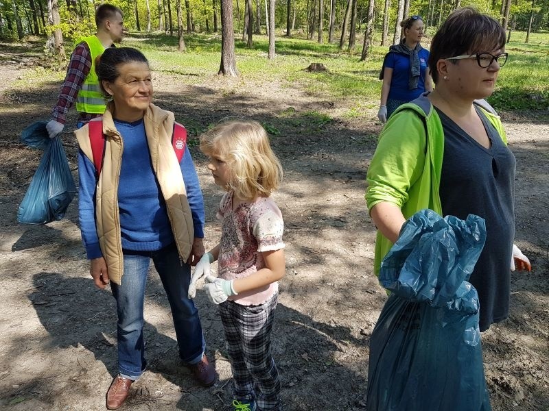 Alwernia. Problem śmieci nie znika. Mieszkańcy ruszyli na wielkie sprzątanie. W zamian dostali drzewka