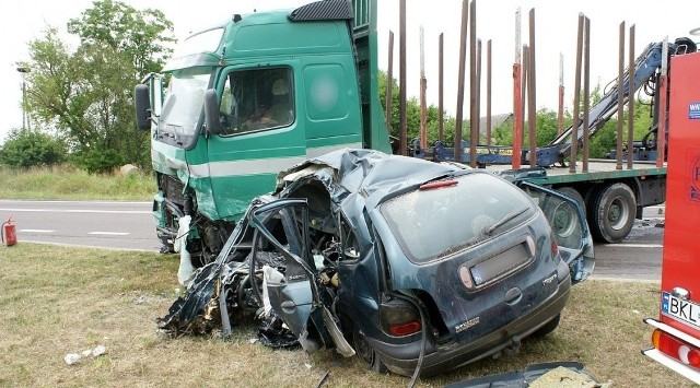 Renault zderzył się z ciężarówką