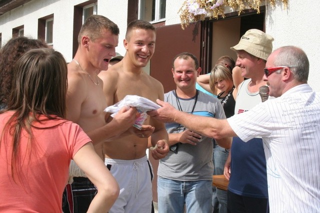 W Ostrowie Świeckim wiele imprez odbywa się przed świetlicą (na zdjęciu: świetlica w tle). Po remoncie mieszkańcy chętnie będą z niej korzystać.