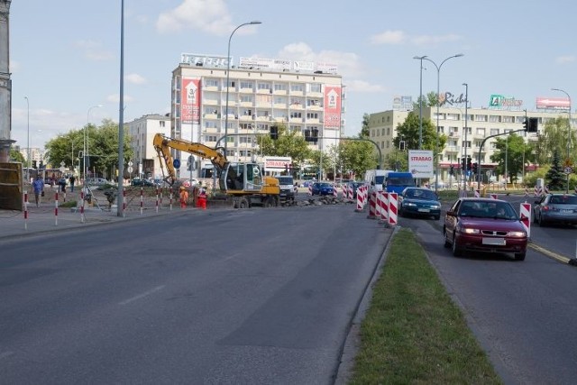 Jadący od strony ul. Lipowej muszą pamiętać, by ustąpić pierwszeństwa autom wjeżdżającym na skrzyżowanie od strony wiaduktu Dąbrowskiego.