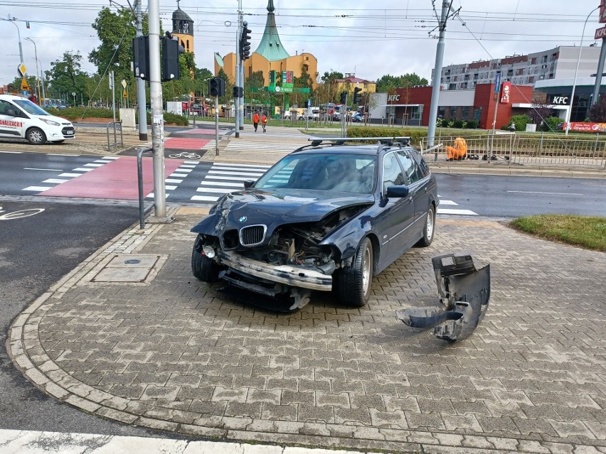 Kierowca BMW wjechał w sygnalizator. Nie działały światła na dużym skrzyżowaniu